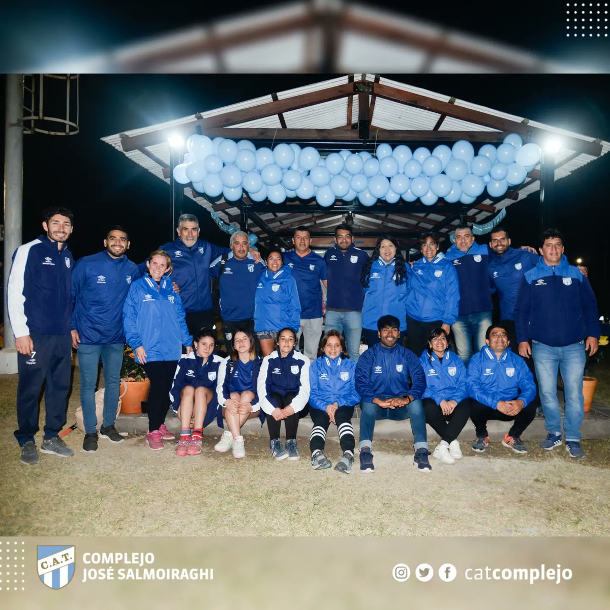 catcomplejo's tweet photo. #Institucional 

Durante la inauguración del Quincho, se hizo entrega de indumentaria e insumos deportivos a los profes de las distintas categorías de Hockey.

#VamosDecano💪💙🤍 https://t.co/BR4iBkoiTh