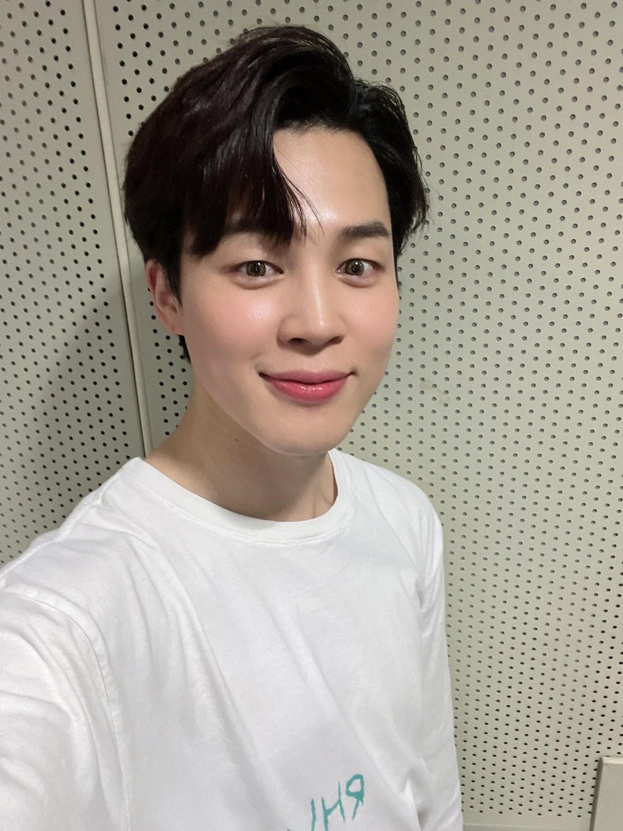🐥
it <the photo> somewhat turned out with me looking like a fool but

you worked so hard today
i/we didn’t want you waiting but the situation ended up like that
but it was a really happy time
thank you for creating a good memory
get back home safely!