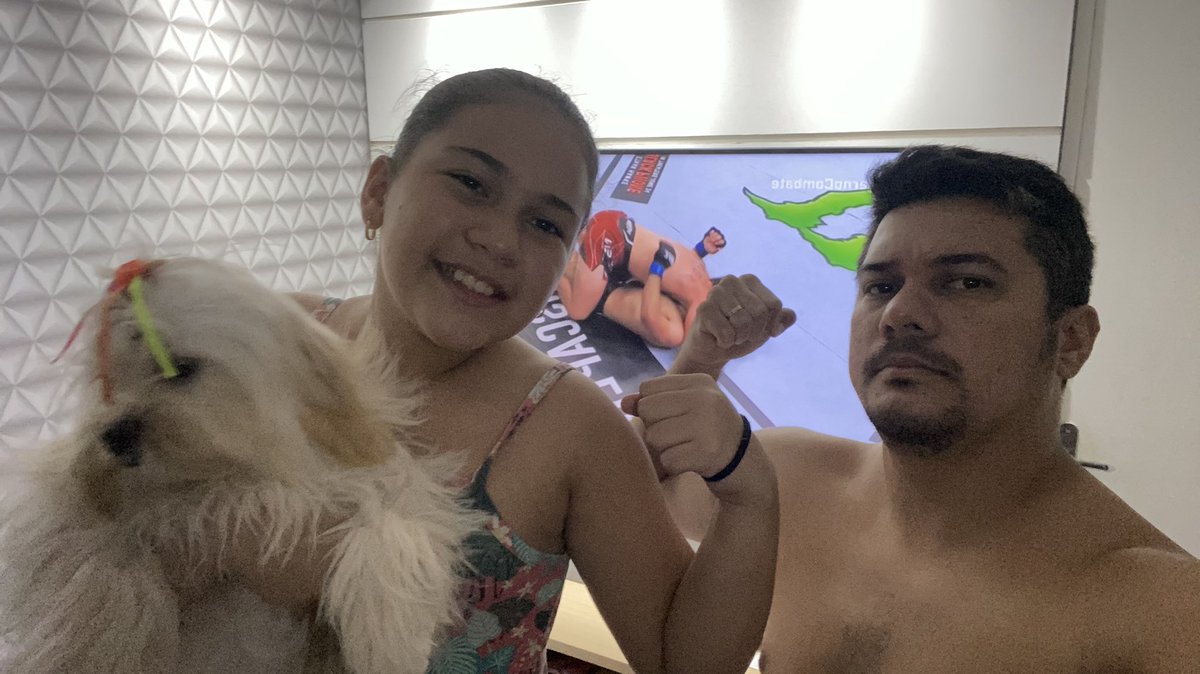 elves7's tweet photo. #GlovernoCombate Na torcida pelo esquadrão Brasileio! Com a princesa👸Emilly Marcela e Bella 🐶! #EquipeF5 São Luís/MA https://t.co/b3RSdInjTu