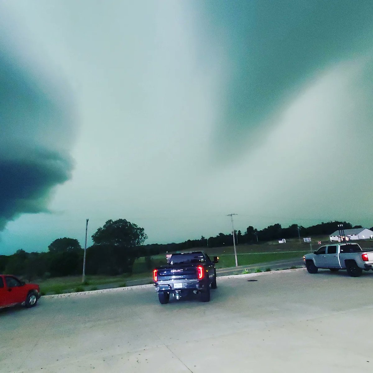 ksuderekc's tweet image. View* from @DarasFastLane
& @mobstgeorge
@1350KMAN @KSNTNews @wibw
@ Saint George, Kansas
*No filters used