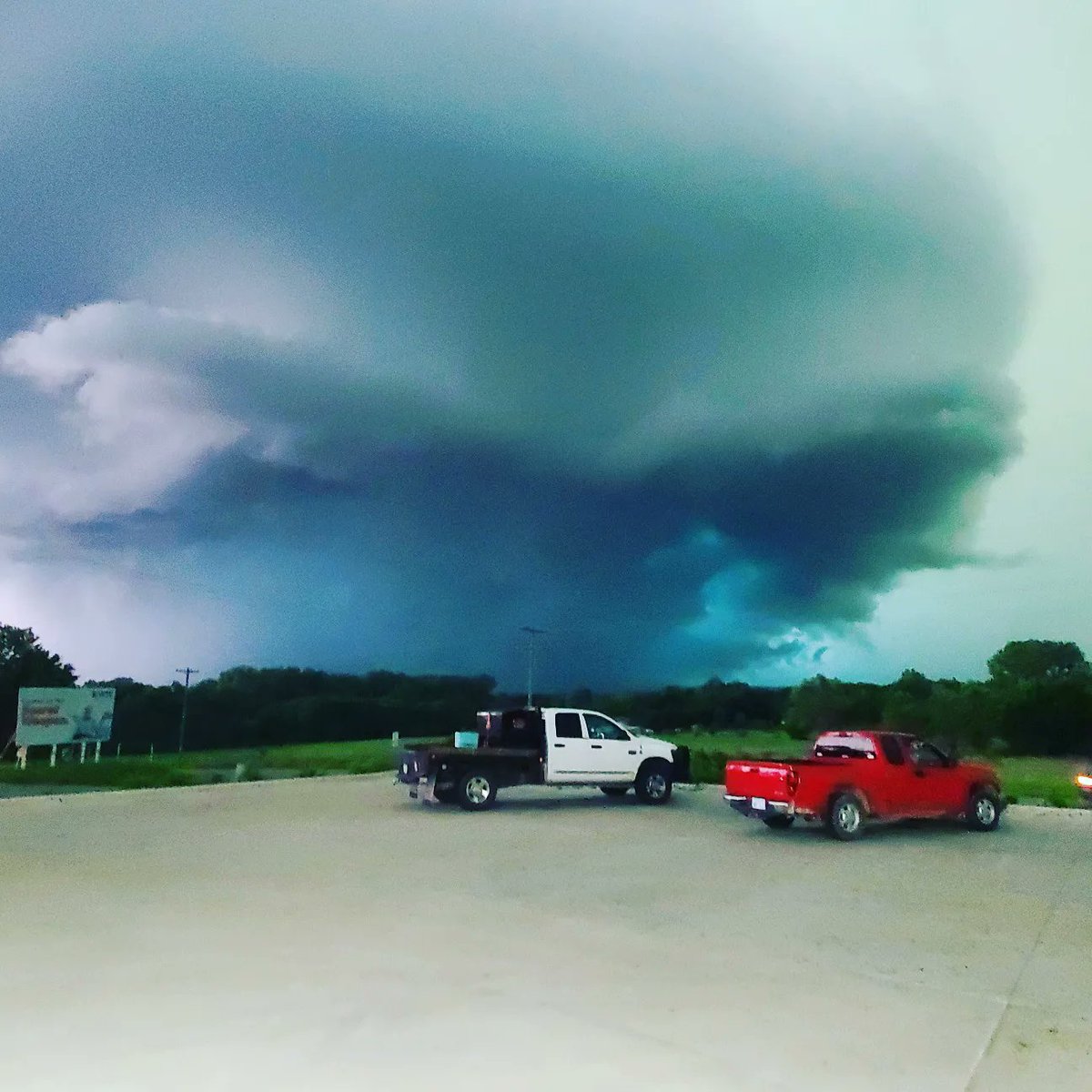 ksuderekc's tweet image. View* from @DarasFastLane
& @mobstgeorge
@1350KMAN @KSNTNews @wibw
@ Saint George, Kansas
*No filters used