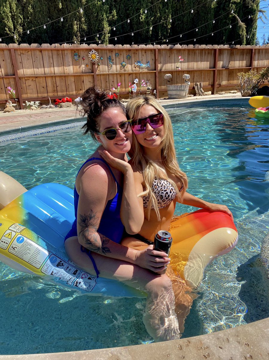hinez_c's tweet photo. Pool days are my favorite 💙 https://t.co/XFV46P0vt9