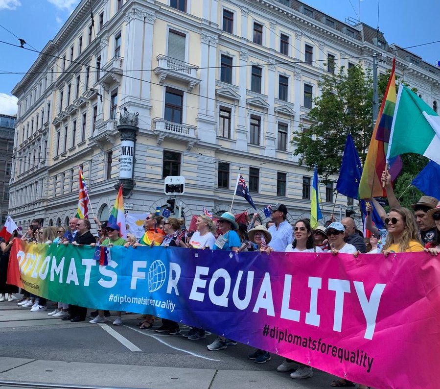GillesPecout's tweet photo. Regenbogenparade Wien 2022-Marche des fiertés contre la haine anti LGBT. Notre ambassade à Vienne aux couleurs de l'arc-en-ciel.
Diplomates européens mobilisés pour une société où tout le monde a sa place,conformément à la proclamation du 11 mars 2021:"l'UE zone de liberté LGBT". https://t.co/RUbxr6HwKD