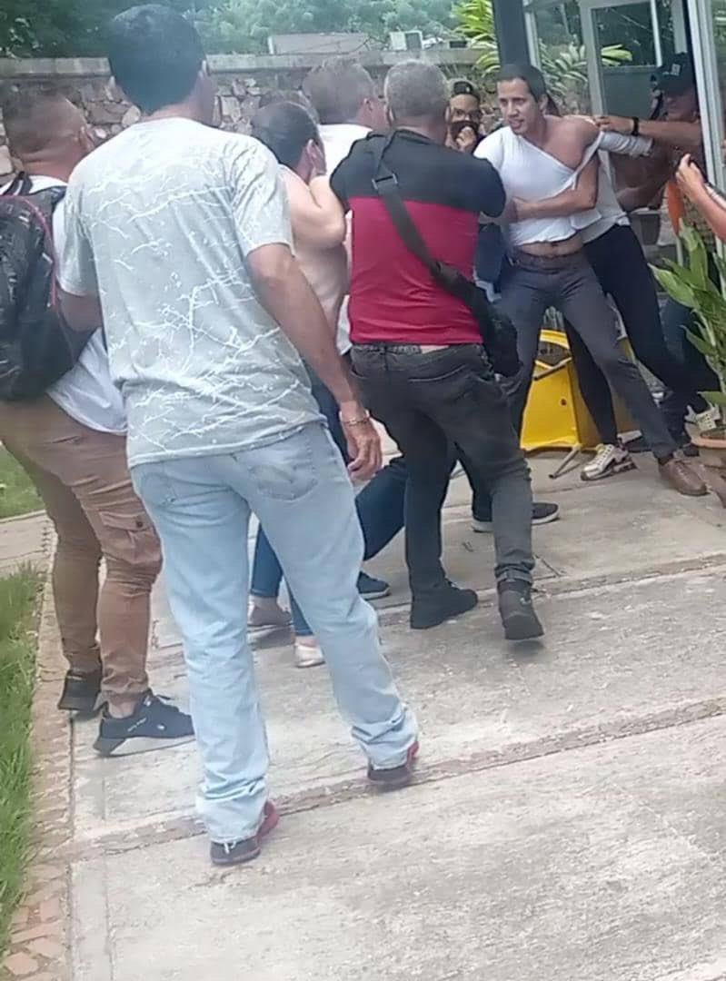 OrinocoTribune's tweet photo. US Department of State’s Interim President of Venezuela photographed today fulfilling his duties 🥱🥴🤡 https://t.co/uD1w5kQqVH