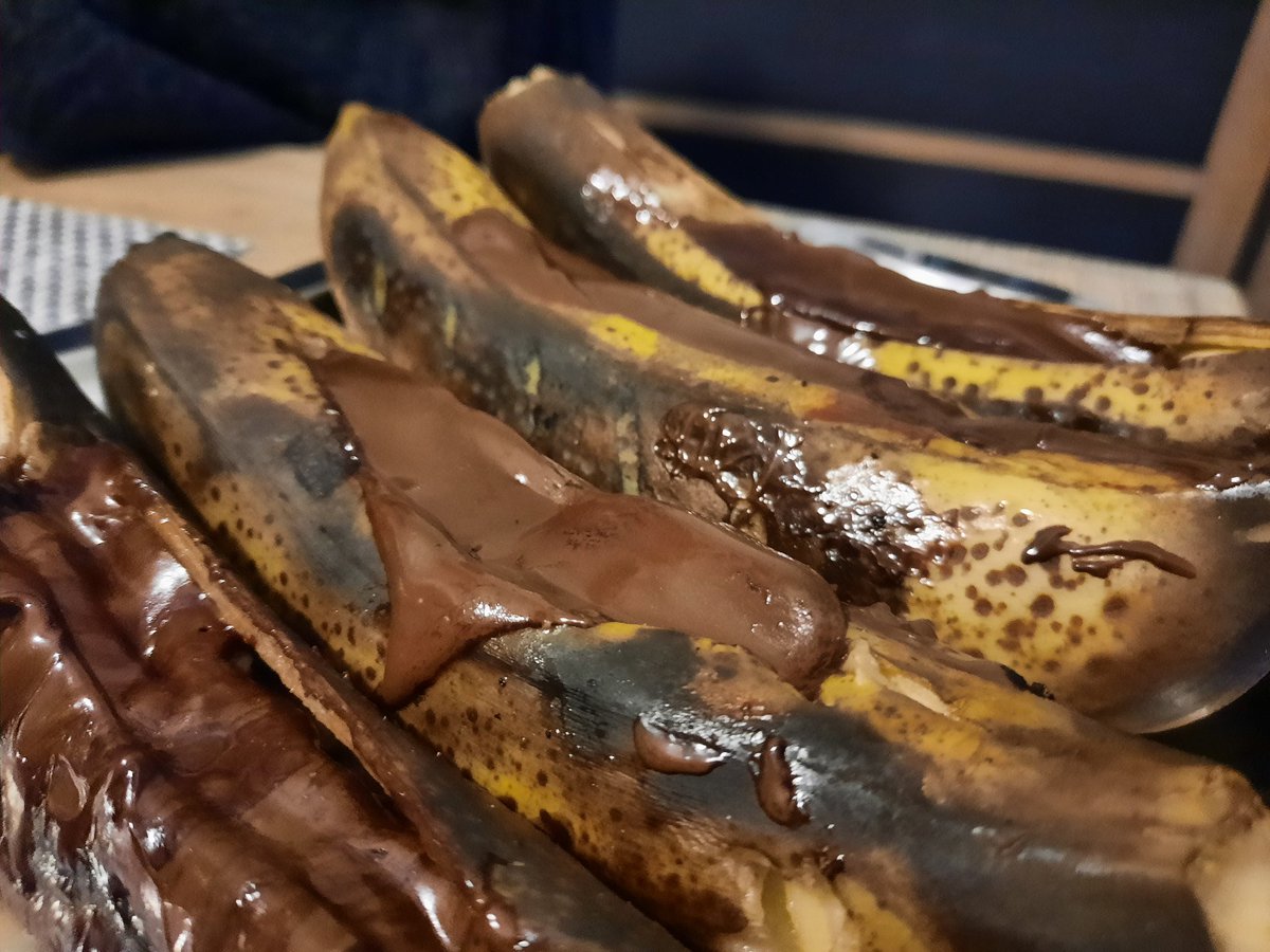 davoult's tweet photo. Le #CampingSpeakers, ce n'est pas que des talks, c'est aussi de superbe rencontres et échanges.
Merci @mathieupassenau pour ta recette des bananes 🍌  au BBQ 🫕, un régal ! 👌🏻 https://t.co/1rey1eya9J