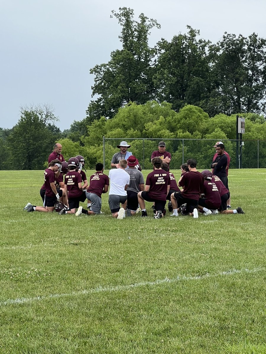 toade99's tweet photo. Just a little @avon_groveFB 7v7 to get the football juices flowing. Can’t wait til fall! #Find_A_Way https://t.co/SKsBlsZorc