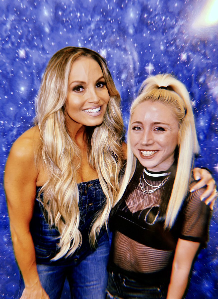 LittleMissSlay's tweet photo. Yaassssss queen! So happy to have gotten to meet you today! You’re as beautiful on the inside as you are on the outside 💙✌🏻 @trishstratuscom  

#LegendsOfTheRing https://t.co/HwtuvibIlp