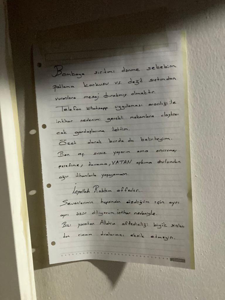 Bu not iki gün önce intihar eden Özel Harekat Polisi #AlparslanSoylu nun intihar mektubudur. Sebep olanlar cezasız kalmasın istiyoruz. 

Kardeşimizin onurunu, gururunu, şerefini ayaklar altına alıp ona mobbing uygulayanlar yargılanmalıdır. #EmniyetteMobbingVar