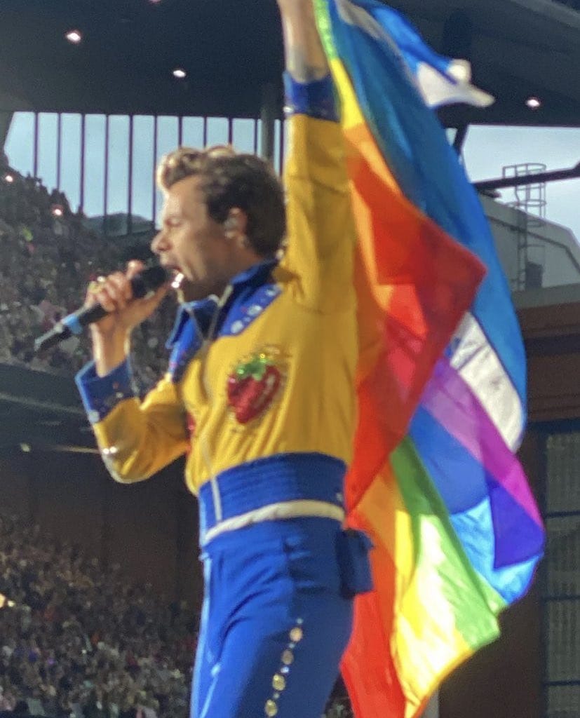 HarryLATAM_'s tweet photo. #LoveOnTourGlasgow #HarryStyles #HSIQ 
© owner https://t.co/zet9tk1rZo