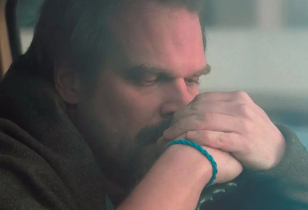 mrsrollisi's tweet photo. the journey of the blue hair tie 💙 #StrangerThings https://t.co/KmHnZcemGz