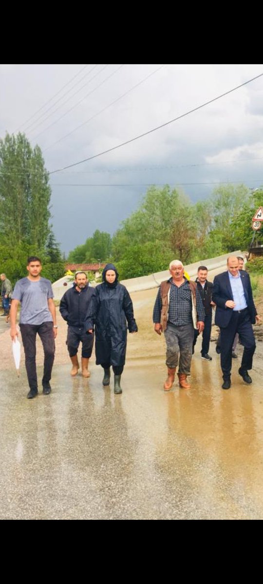 ahmetbrkcskn03's tweet photo. Ak Parti Ankara Milletvekilimiz @zyildiz_ İlçe Başkanımız @Fatih__Bildik ile Tatlar, Peçenek başta olmak üzere selden etkilenen vatandaşlarımızın yanındayız.

Devletimiz bütün imkanları ile bölgede.
#DevletBurada 
#Ankara
#YavasıTanırsanSevmezsin https://t.co/WnQkSGoSDc