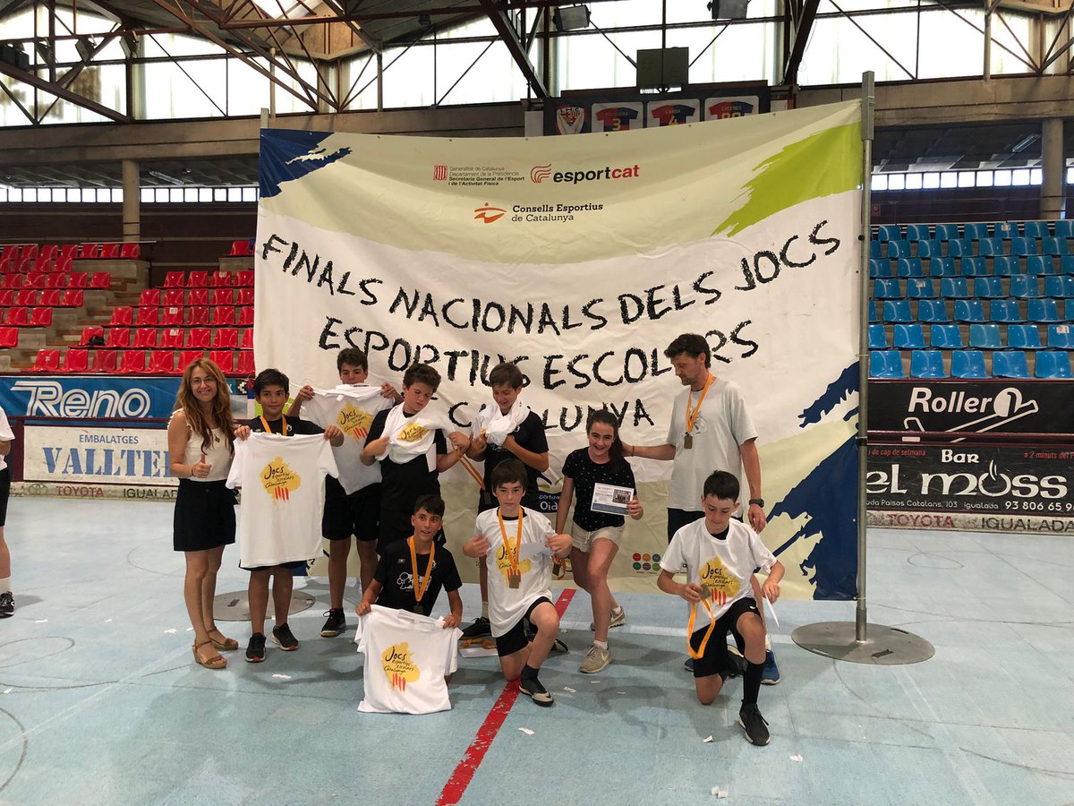L’esport escolar no competitiu també pot tenir recompenses com aquesta l’équip d’handbol aleví de la Floresta ha guanyat el campionat de Catalunya d’Esport escolar. Donem l’enhorabona a tots els nens i nenes que han après i gaudit de l’esport escolar durant aquest curs.