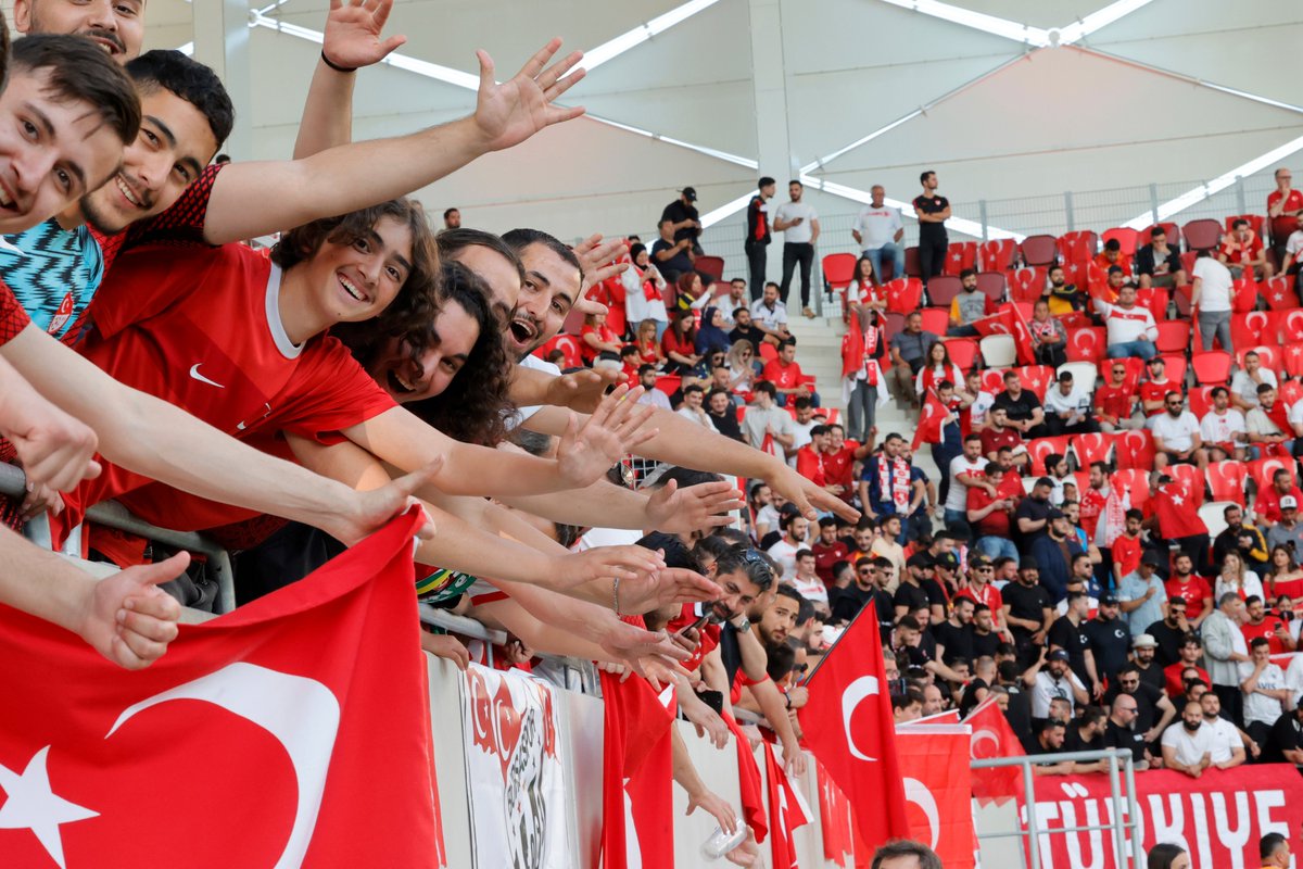 fotomac's tweet photo. 🎙️ Stefan Kuntz: "Taraftarlarımıza desteklerinden dolayı teşekkür ediyorum. Bir deplasman maçında ev sahibi atmosferi verdiler. İzmir'de görüşürüz"
🇹🇷 #BizimÇocuklar #LUXTUR https://t.co/JZfPdA8xB7