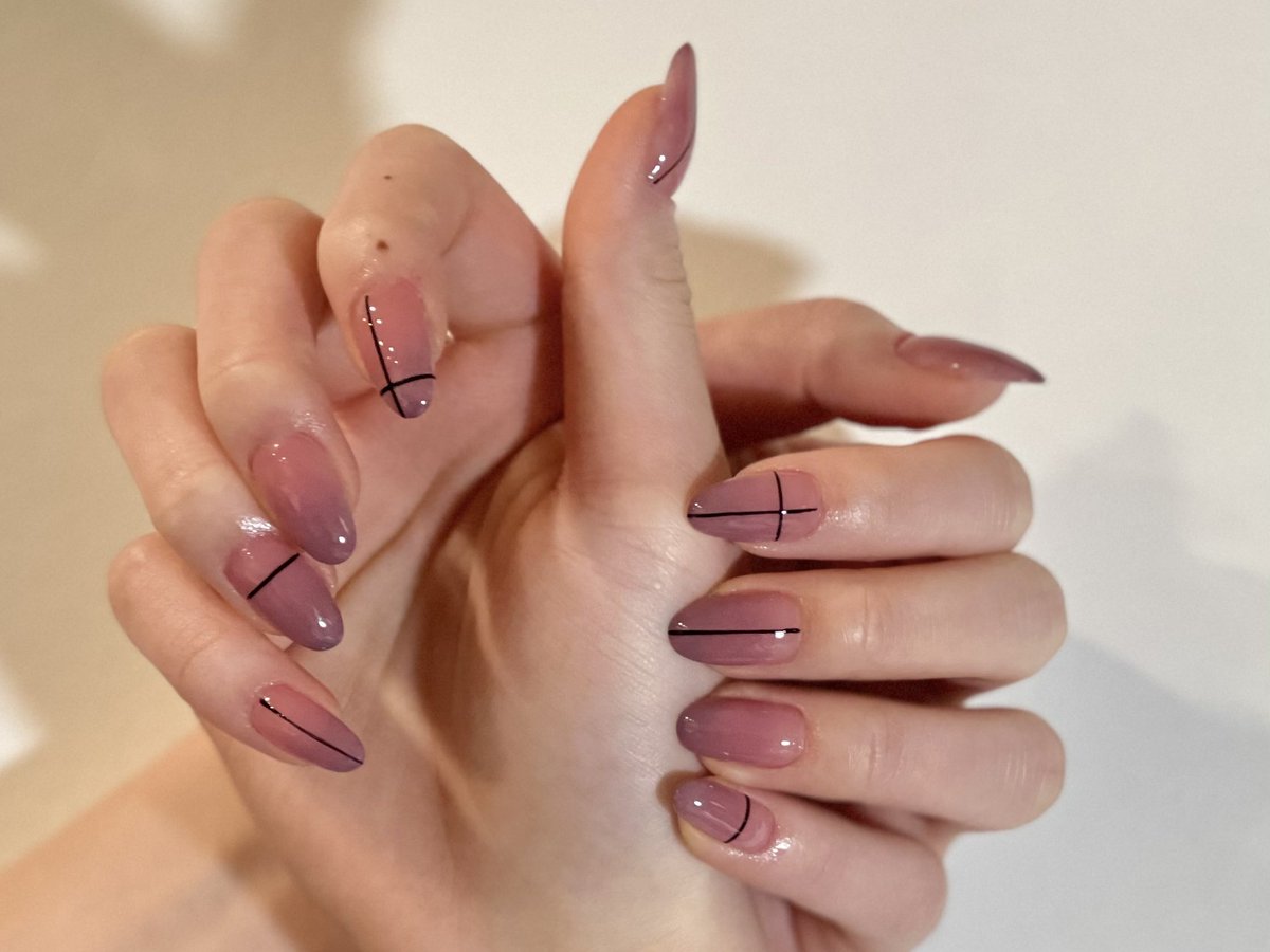 fefecookingmama's tweet photo. Wanted to do some uki related nails for myself 
gradual change effect: pink and purple (based on uki’s hair and eye colours) black straight line (based on uki’s nail and his clothes)
designed by me (SHOUT OUT TO MY FRIEND WHO DID MY NAILS WHOOPWHOOP)💜

#UkiVioleta #VioletAtelier https://t.co/T3irUJoC8M