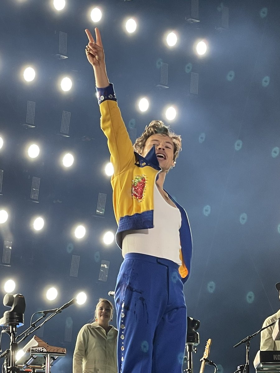 hsdtogethertour's tweet photo. Harry onstage at Ibrox Stadium in Glasgow, Scotland - June 11 (via @afhrry) https://t.co/h2qUjPunip