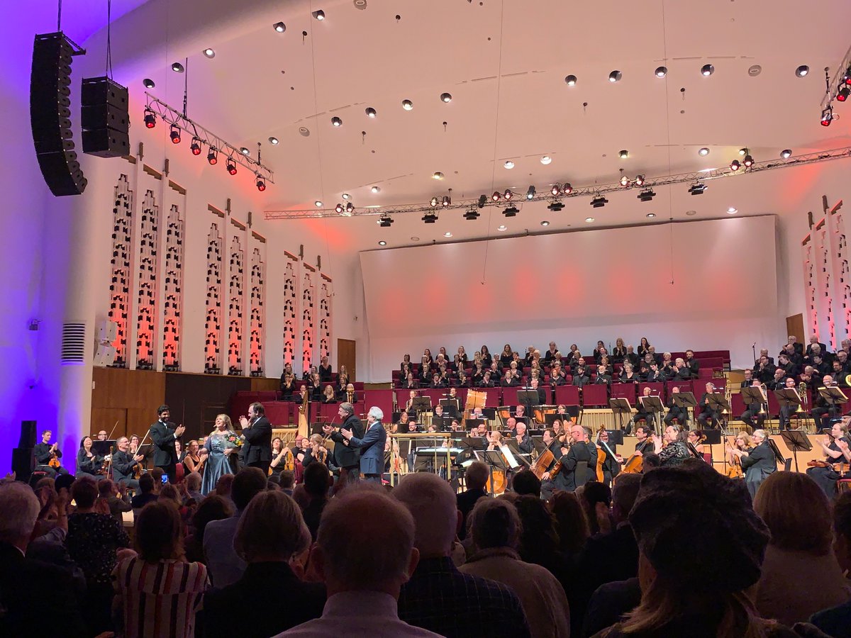 MusicXiaoxiao's tweet photo. #Opera #singing has always been my nightmare as a music student 🤯. But tonight was full of tears & goosebumps. The guest singers & the choir invented aesthetic! So thrilled to heard the live version of #Aida! Viva #Verdi! #RLPO
Ps: Mr @johnsuchet1 is absolutely wonderful! ♥️ https://t.co/e3anKxVrIs