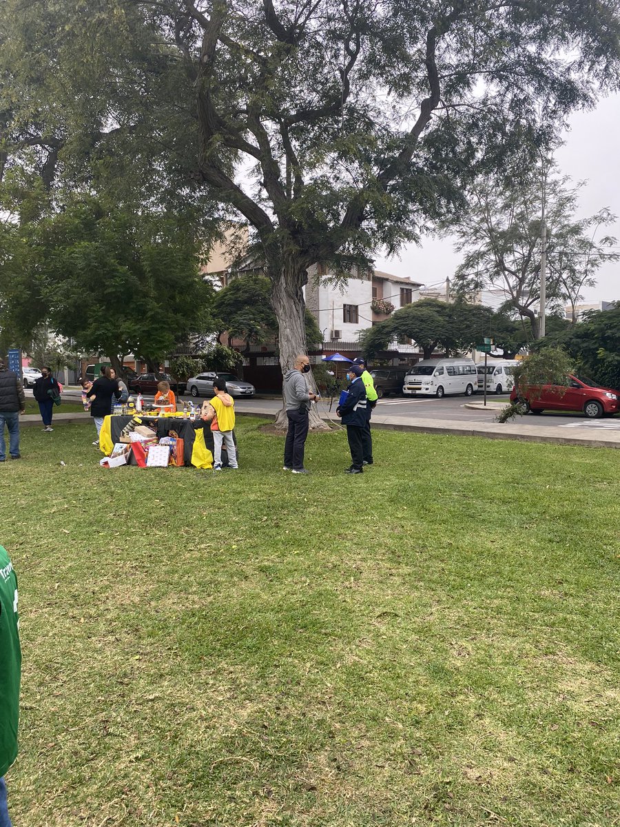 Miguel_GC27's tweet photo. Fiesta infantil en parque de Miraflores. Espacio abierto y viene la municipalidad a joder que esta prohibido “por covid” https://t.co/BbRNULVmv7