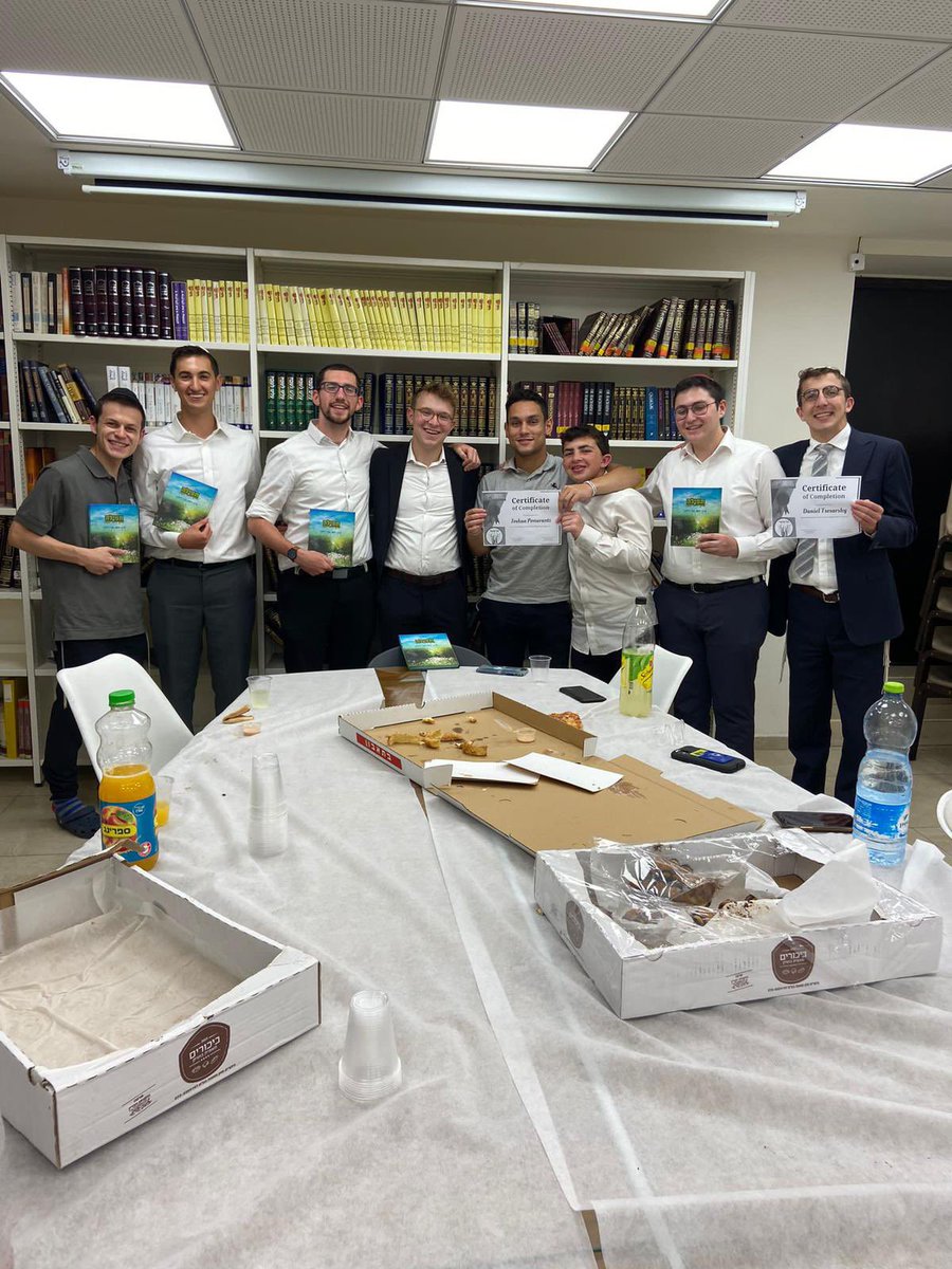 YHBFLeadershipP's tweet photo. Yasher Koach Gadol to the entire Kol Tzibur Chevra! What an accomplishment!

“It’s incumbent on each one of us to constantly work on improving ourselves and our abilities for the sake of our Tzibur” 

- Noach Lerman @LermanNoach 

#leadership #Singing https://t.co/VPxRk4cSmg