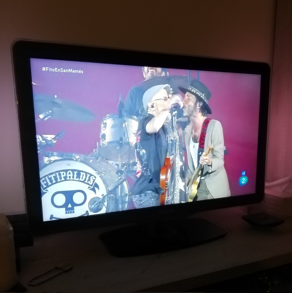 Cuando haces zapping sin esperar nada y te encuentras este regalazo un sábado por la noche. 
Disfrutando de este gran concierto 😍 #FitoEnSanMamés