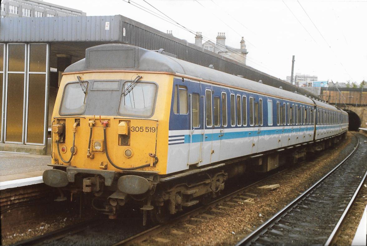 SalopianLyne's tweet photo. Haymarket Station 29th July 1992
British Rail Class 305 EMU set 305519 in smart Regional Railways colours. Cascaded to ScotRail after newer units replaced them on London Liverpool Street services.
#BritishRail #Edinburgh #Haymarket #Class305 #EMU #trainspotting π€ https://t.co/JLUtrs4tji