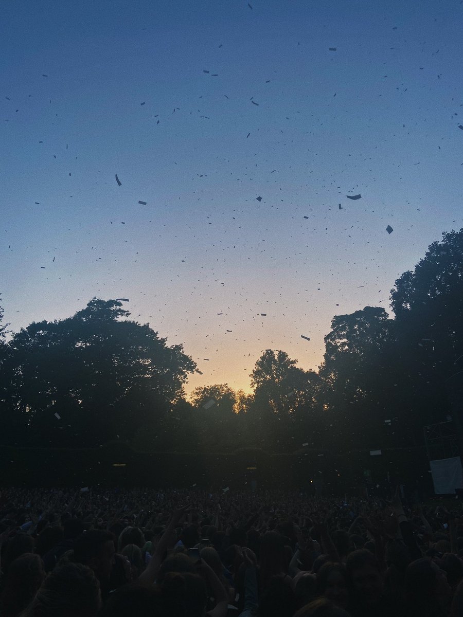 toldyouperrie's tweet photo. i love concerts https://t.co/xkcNqaFTbV