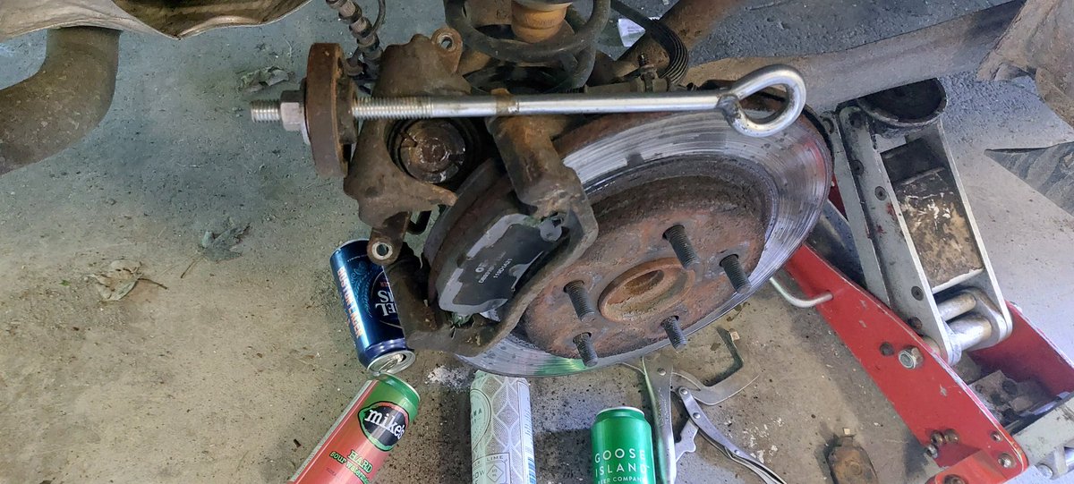 vangilst_dan's tweet photo. It took some thinking power, but I scrounged around and made a brake caliper compressor I could use whilst turning the piston with the Knipex pliers.
#IhateDodge #powerofpositivedrinking https://t.co/sGBnGUWvXF