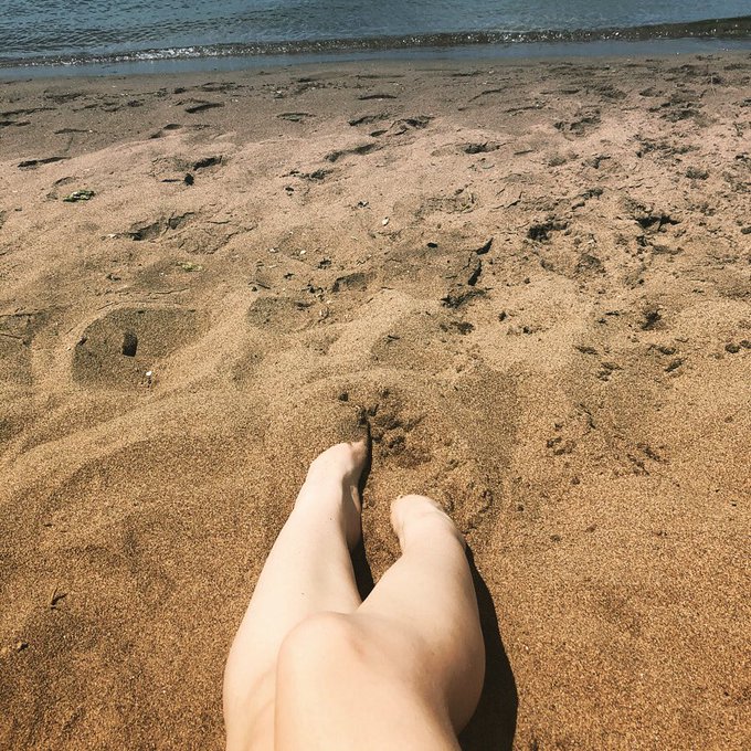 Dm me on ONLYFANS the word &ldquo;Feet 👣&rdquo; and I&rsquo;ll send a special photo just for you!! 👣💕👣   https://t.co/tp2PbmZ3iV