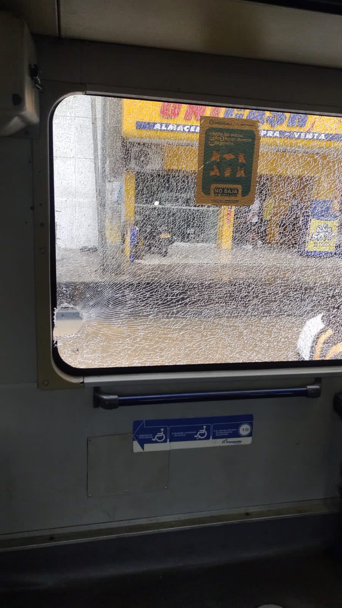 transmetrobaq's tweet photo. ⚠️VANDALISMO

Transmetro rechaza el ataque vandálico contra el vehículo TM22027 que cubría la ruta A6-6 Ciudadela. 

Al mismo le fue lanzada una piedra que partió el vidrio derecho y que impactó a un usuario en la cabeza.

Este tipo de actos ponen en riesgo la integridad de todos https://t.co/ENSycwnmtV