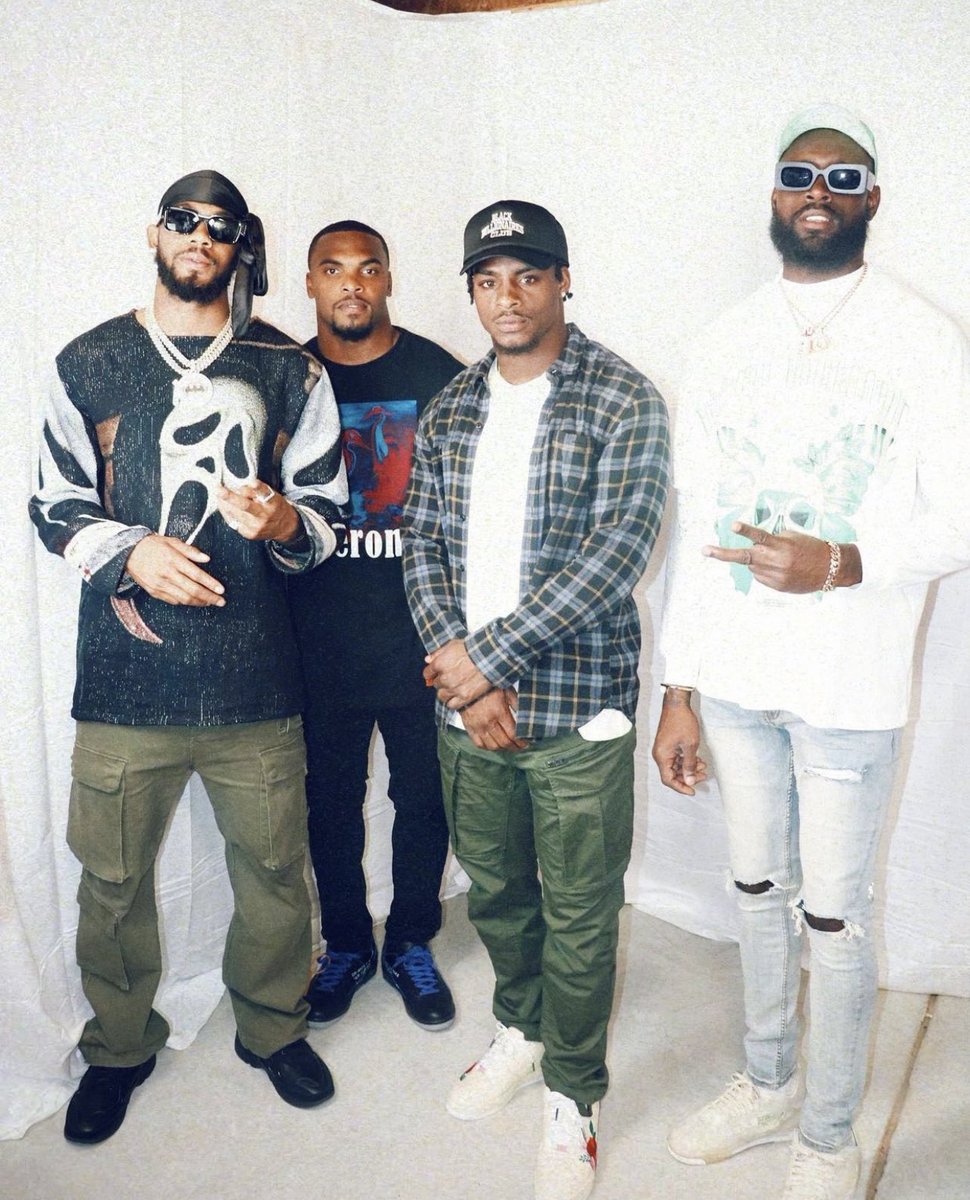 HoodieRamey's tweet image. I’m rooting for this receiver room so heavy 👀