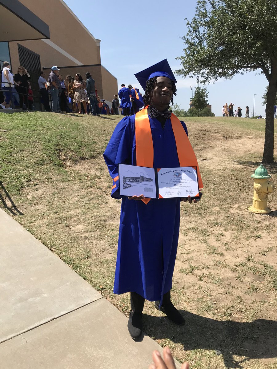 deguain1's tweet image. About May 28, 2022…#HeDidIt #HSGraduate #Next #StudentAthlete @MarkwillH