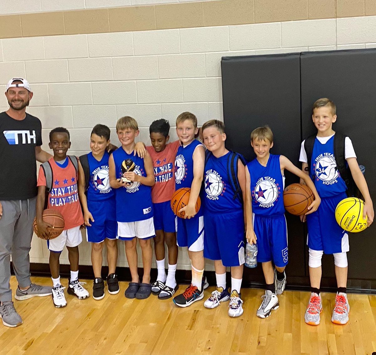 Jlowrey31's tweet photo. @TrueTexasHoops congratulations to the boys team today!!! 3-0 today and 5-0 for the week! https://t.co/CoIaZh6kGh