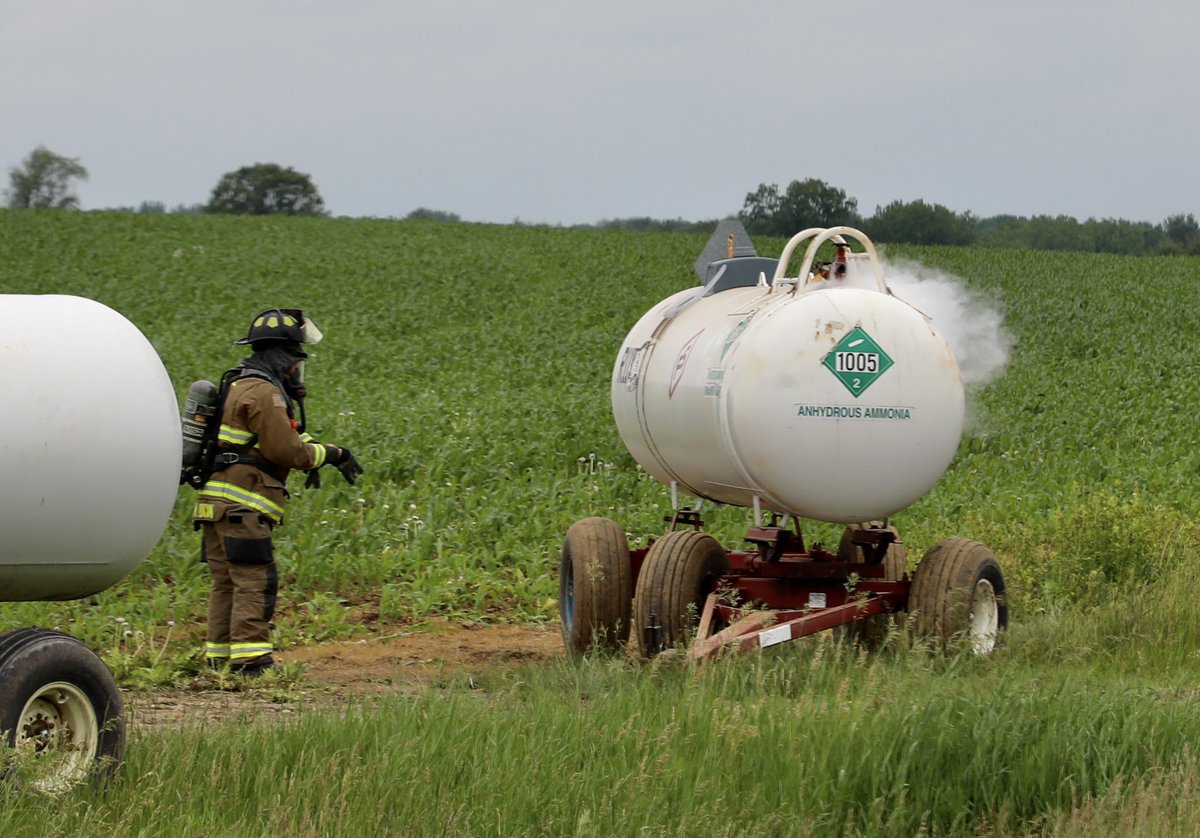 FireDeptPhoto's tweet photo. Boone County Fire District 2 anhydrous ammonia leak https://t.co/4l3LMgrS71