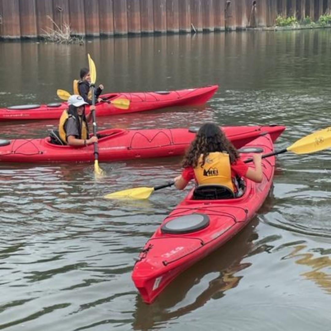 globalchicago's tweet photo. You might be surprised to know that the Chicago river is one of the interesting ecosystems on the rebound in our city! 8th grade joined @REI on a group paddle to see the floating garden project by @UrbanRiv during #ServiceLearningWeek #agcchicago #sustainableschool https://t.co/XMoxiNHdUx