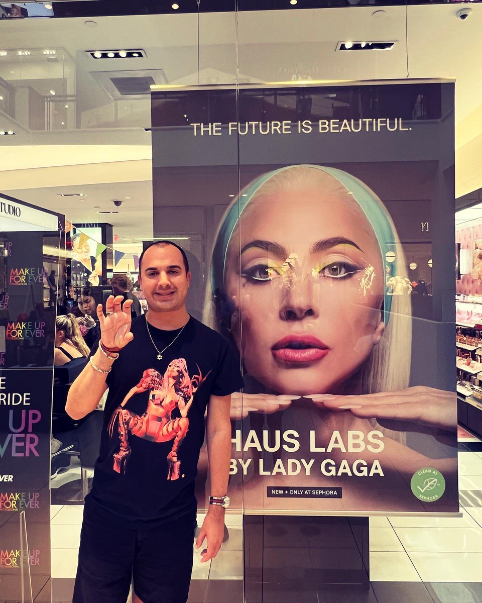 SwiftHernandez's tweet photo. Congratulations to my Queen on your newest clean makeup line, @hauslabs. Hope that it turns to gold like everything that you do! Love you @ladygaga! 💙💙

#LadyGaGa #LittleMonster #MotherMonster #HausLabs #HausLaboratories https://t.co/noYBiQ8tbo