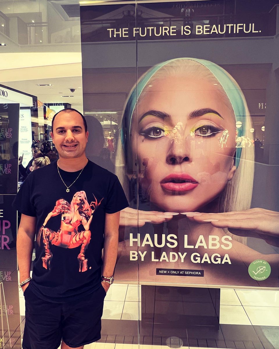 SwiftHernandez's tweet photo. Congratulations to my Queen on your newest clean makeup line, @hauslabs. Hope that it turns to gold like everything that you do! Love you @ladygaga! 💙💙

#LadyGaGa #LittleMonster #MotherMonster #HausLabs #HausLaboratories https://t.co/noYBiQ8tbo