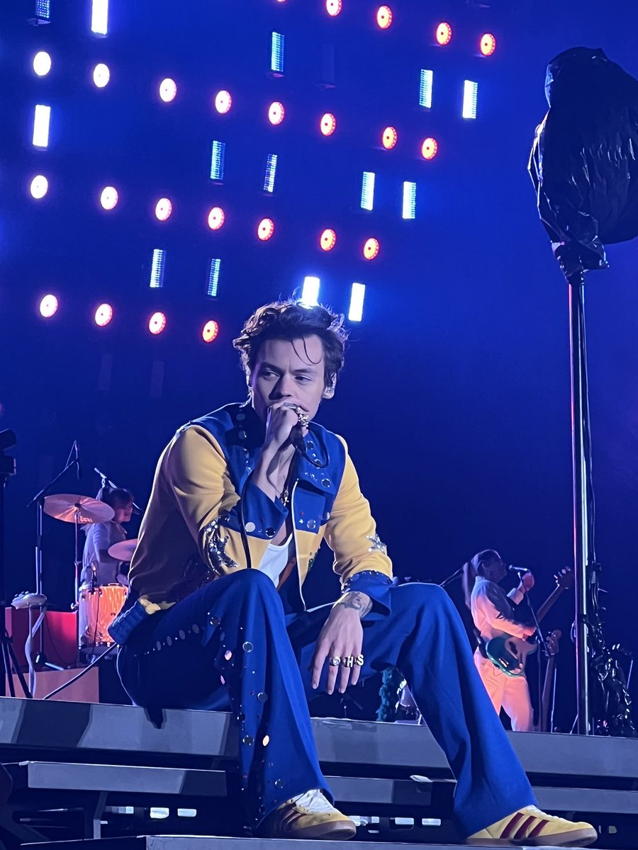 thestylesfandom's tweet photo. https://t.co/nJ4IiQVc0U