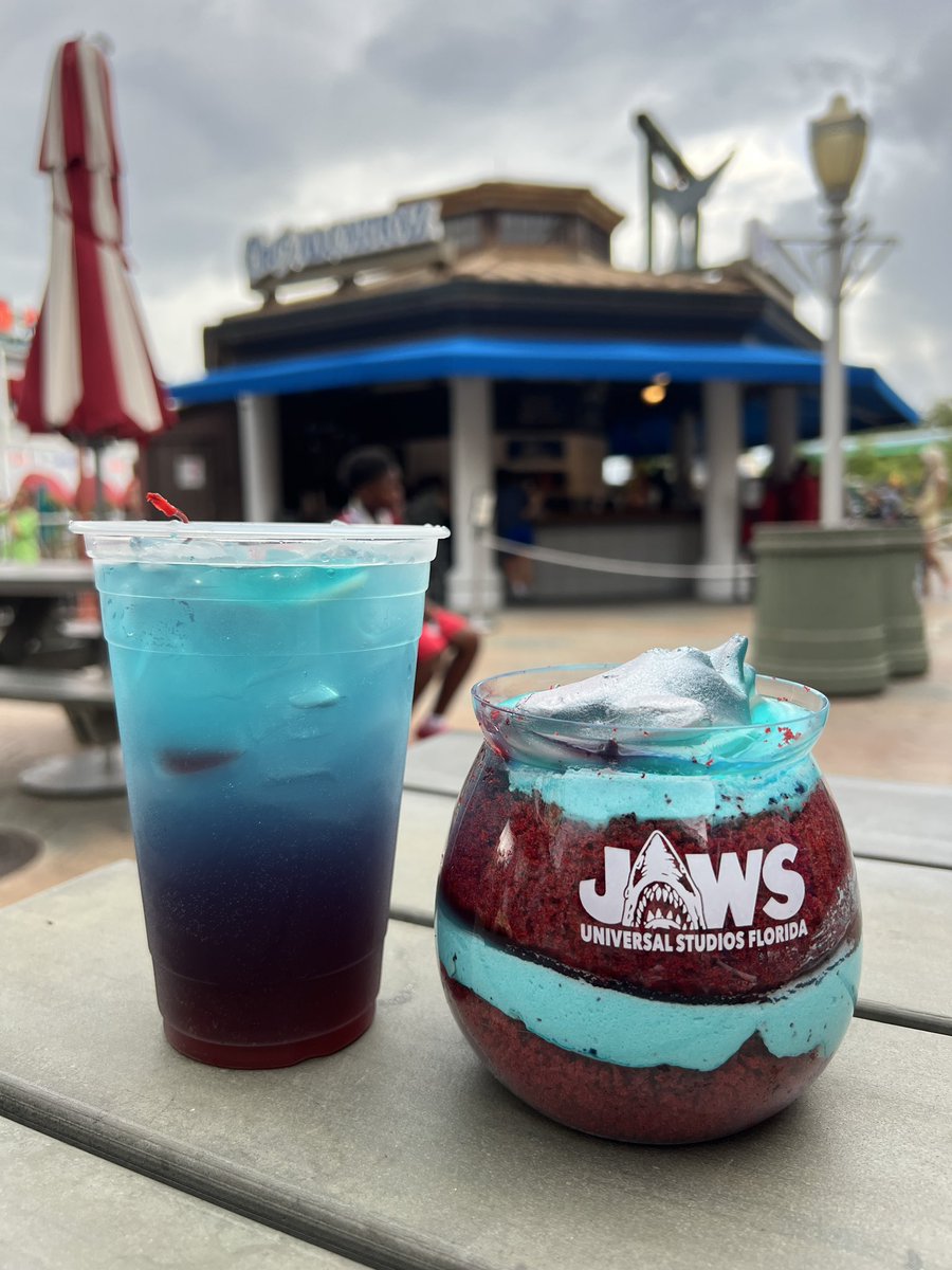 daguru9's tweet photo. Best duo in the park! Murph’s #OceanAttack and a #Jaws Fish Bowl Cake… #UOAP #USO #IOA #UniversalStudios #UOFistBump #AdventureIsCallingMyName #PJC #TributeStore https://t.co/IkYUxPu4EM