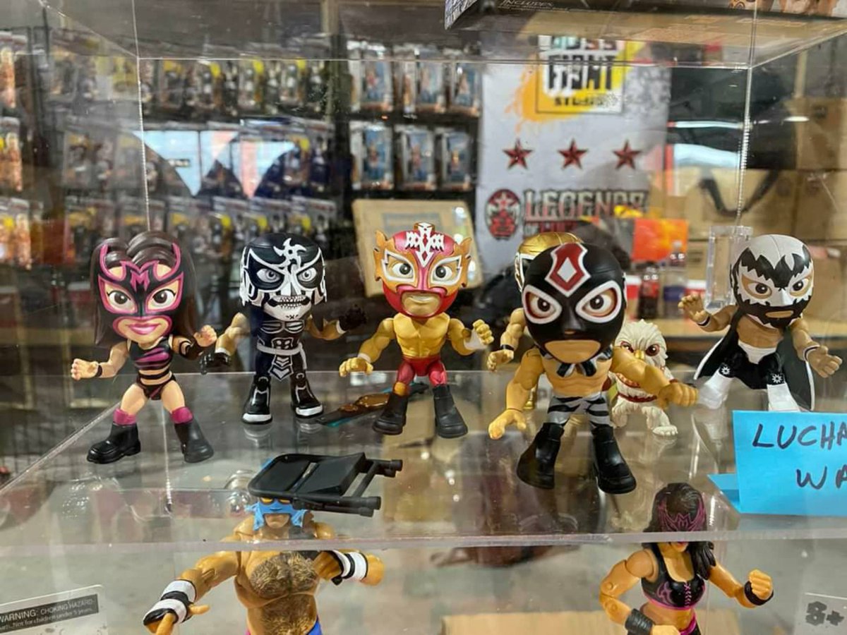 Hand-painted prototypes for @BossFightStudio's @maskedrepublic @LegendsOfLucha Luchacitos Wave 1 on display at @ExpoLucha!

@Konnan5150 w/ chair
@PENTAELZEROM w/ light tube
@ReyFenixMx w/ Lucha Libre Campeón
@LadyMaravillAAA w/ Campeona Femenil
@tinieblasjrfull w/ Alushe
Solar