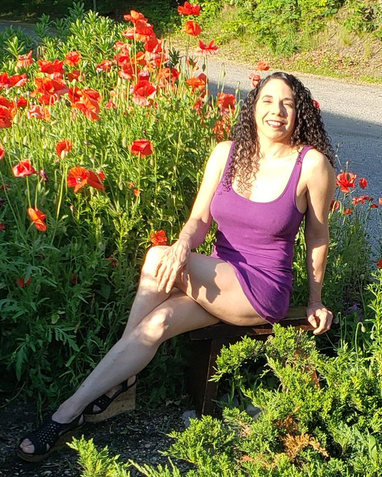 I'm about to get naughty in my poppy garden. 😈💦 More to come&hellip;😘😘  @Hawker881_Promo @hotmodelsOMG @Findompromo_7<a href="/tag/sexyheels"class="tags"><span>#sexyheels</span></a><a href="/tag/suziehoneydew"class="tags"><span>#suziehoneydew</span></a><a href="/tag/senualporn"class="tags"><span>#senualporn</span></a>