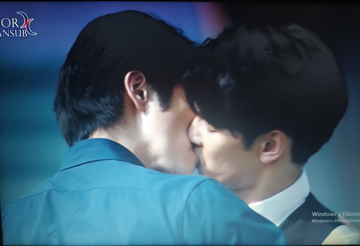 az önce ölen adam sizin adamınızdı galiba????
lan porsche bu adam seni kurtarmak için kendini öne attı amkkk adettendir bi üzülseudin.