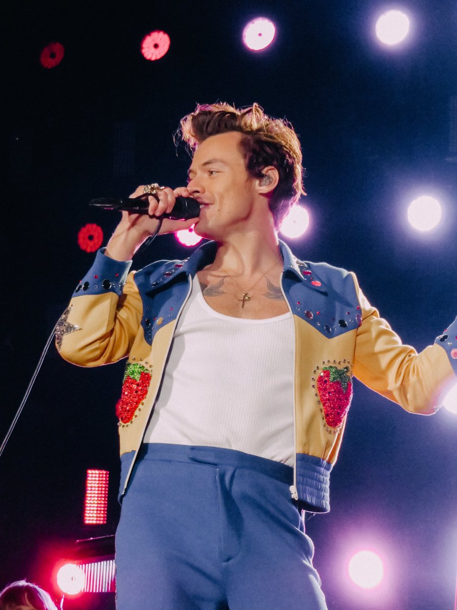 teamhsnews's tweet photo. 📸| Harry Styles en el escenario del Ibrox Stadium, Glasgow.
#LoveOnTourGlasgow 
(11.6.22)

©️lifewithlaurel https://t.co/kYwmuJtVev