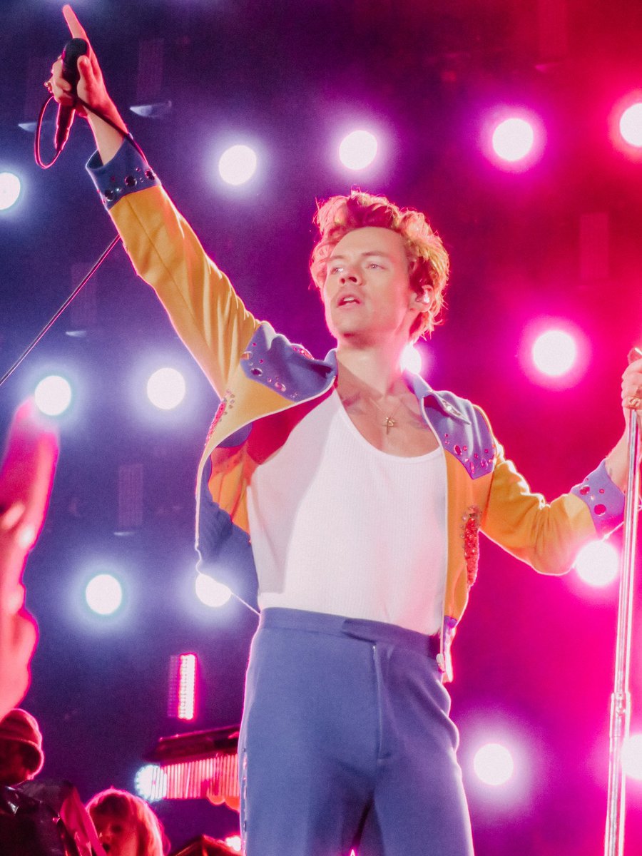 teamhsnews's tweet photo. 📸| Harry Styles en el escenario del Ibrox Stadium, Glasgow.
#LoveOnTourGlasgow 
(11.6.22)

©️lifewithlaurel https://t.co/kYwmuJtVev