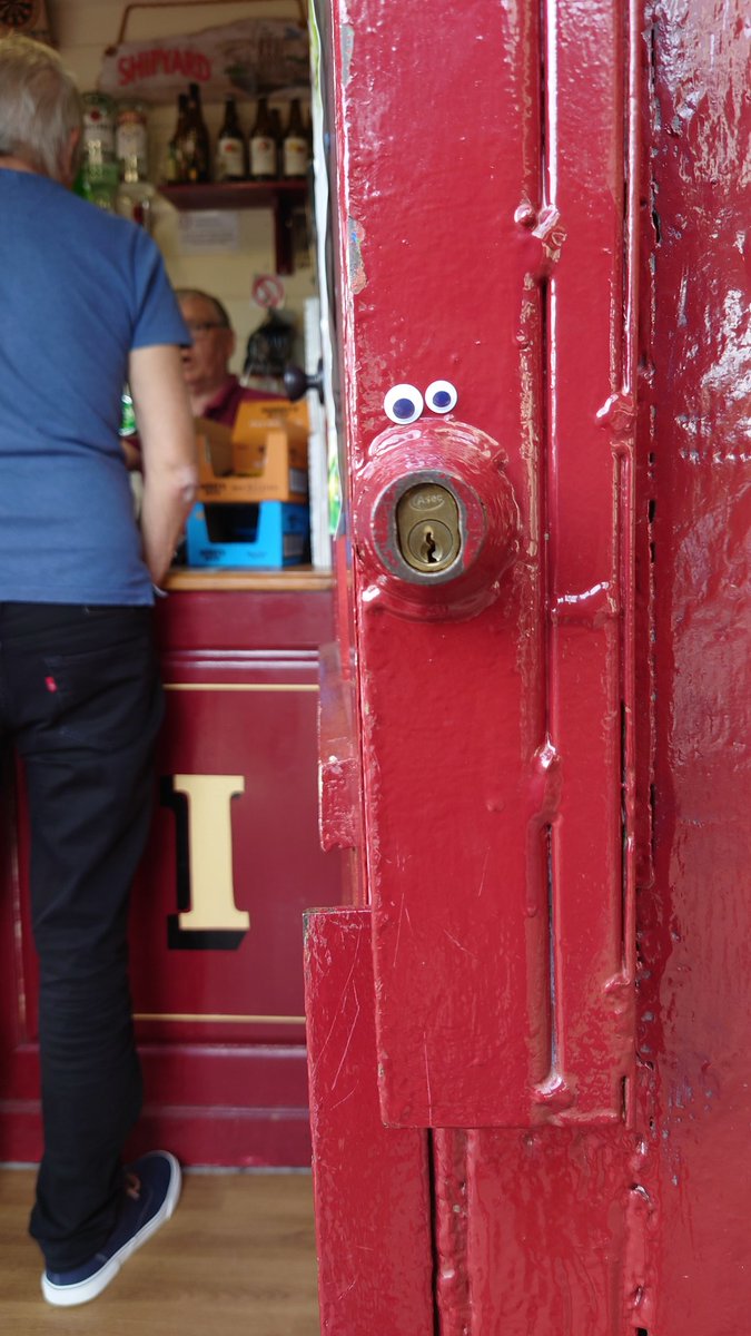 GooglyEyeNFT's tweet photo. Out today finding faces....
#googlyeyeschallenge #NFT #NFTCommunity #NFTMarketplace #nftcollectors
#eybombing #EvolutionOfTheGoogly
#cleethorpes #smallestpub https://t.co/H5Wc66vqlJ