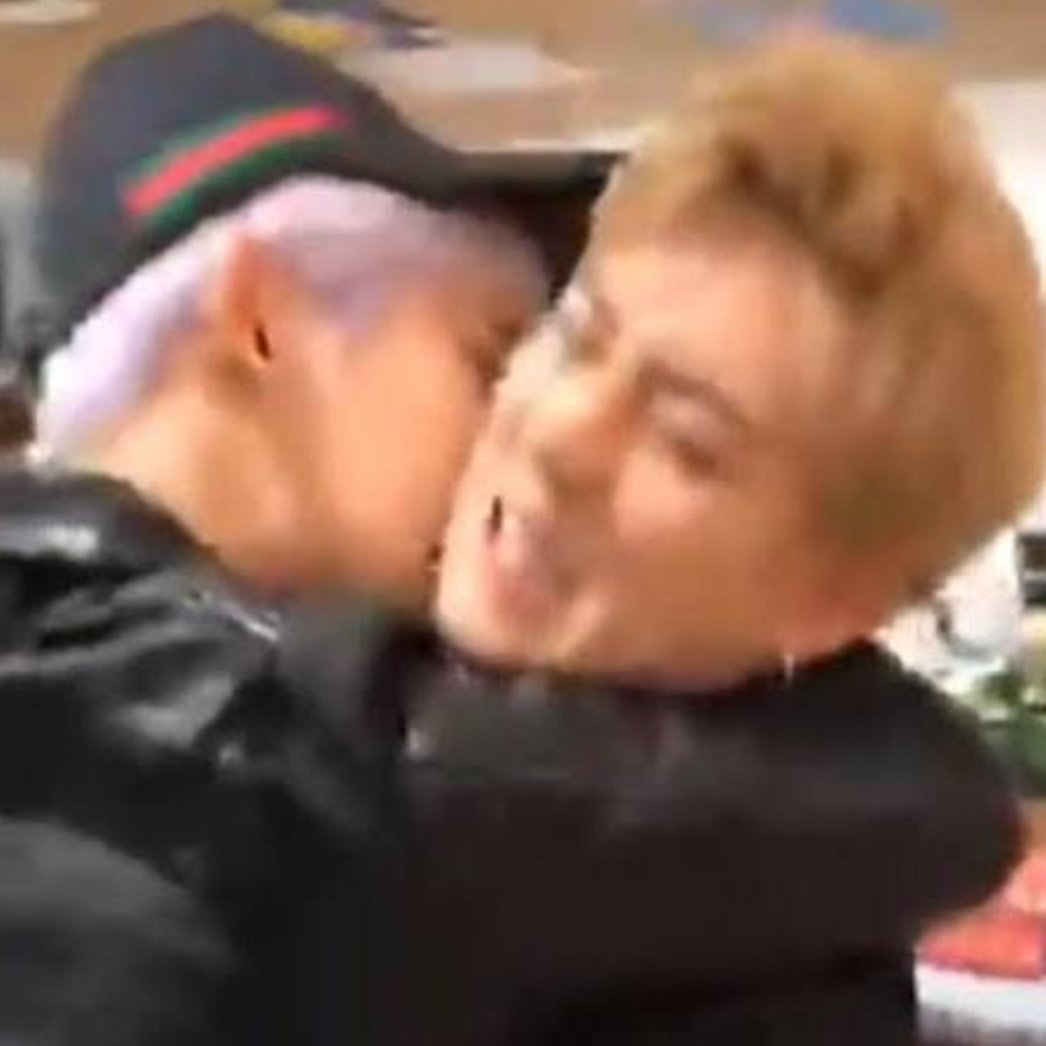 JooheonRandom's tweet image. jooheon being attacked with lots of love by a really cute wonho