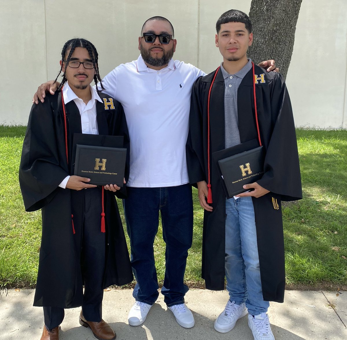 MrNSHH's tweet photo. They did it! Glory to God! 🙏🏽🙏🏽 @SHMSTC #SamHoustonTigers #Classof2022 https://t.co/pmkx0B0HcH
