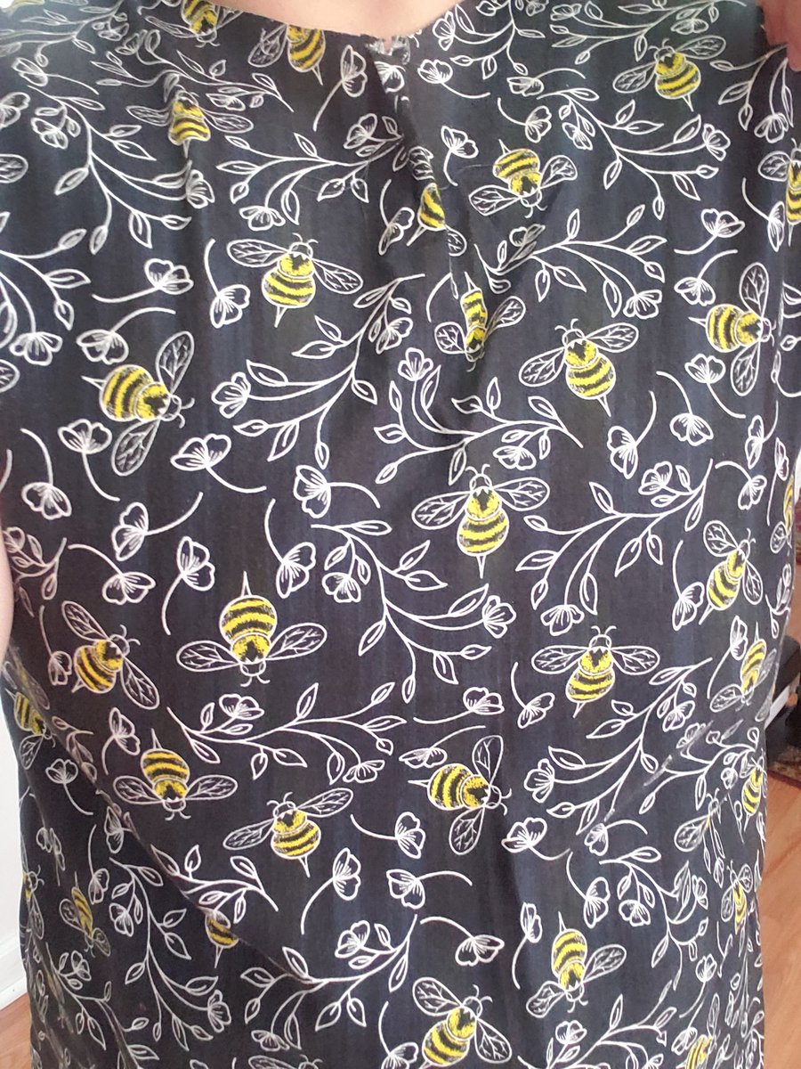 lafilistea's tweet photo. Me hice una blusa.
Casi me ensarto un alfiler -que olvidé quitar- en el ojo.
Apenas su me entraron los brazos.
Me aplasta las chiches.
A la próxima hago una de mi talla que creo es lo mejor.
#EchandoAPerderSeAprende https://t.co/LzK8jxKrTj
