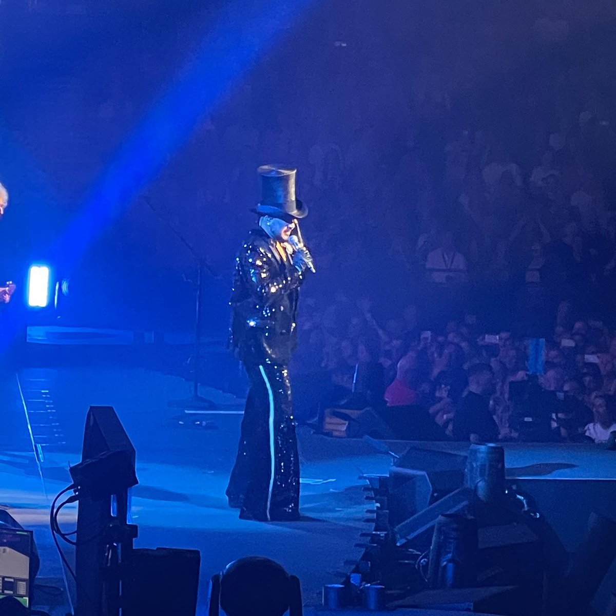 IG ami.vol4
queen. 2022. fucking incredible.
#queenandadamlambert #TheRhapsodyTour 
Queen and Adam Lambert
instagram.com/p/Cerlq2dMZk-/