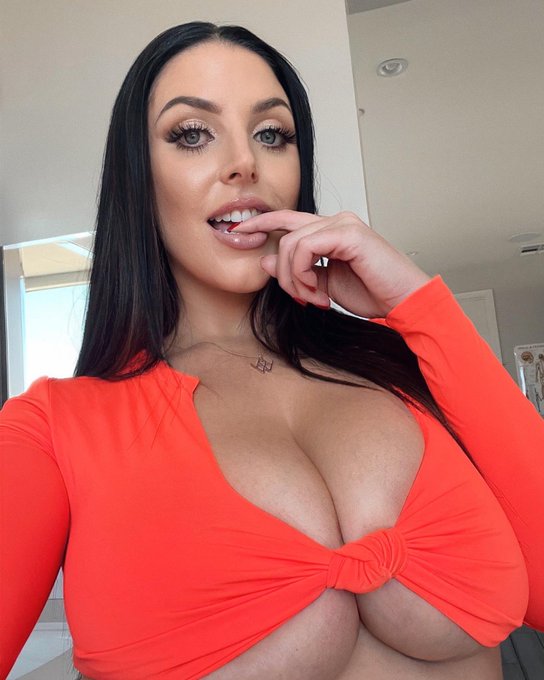 What’s busting first? My top or you? ? https://t.co/vGH3Ulx0nN