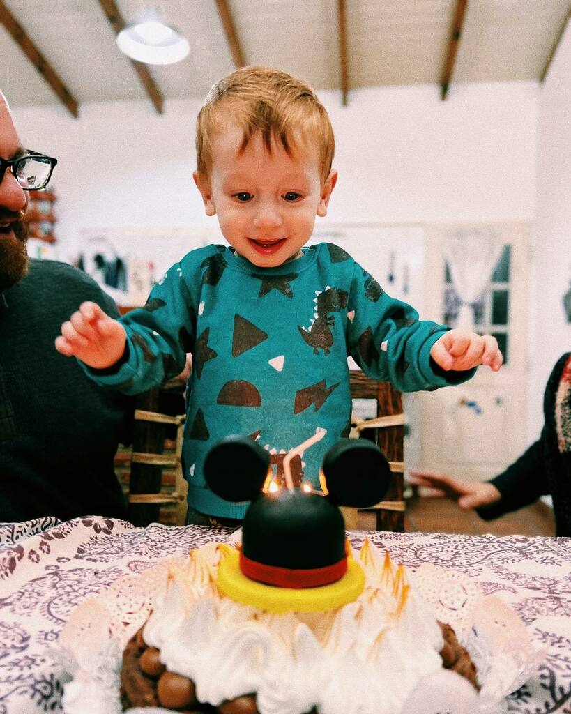 vestidofloreado's tweet photo. Hoy, cumple dos años este ser maravilloso 🌈 y no puedo mas de amor. 
.
Siempre esta bailando, cantando, riendose, payaseando. ❤️
.
La semana que viene festejamos con mickey a full porque esta semana anduvo enfermito. 
.
.
#bbfloreado https://t.co/1uzVY2RuRu https://t.co/e7ujrksPeL