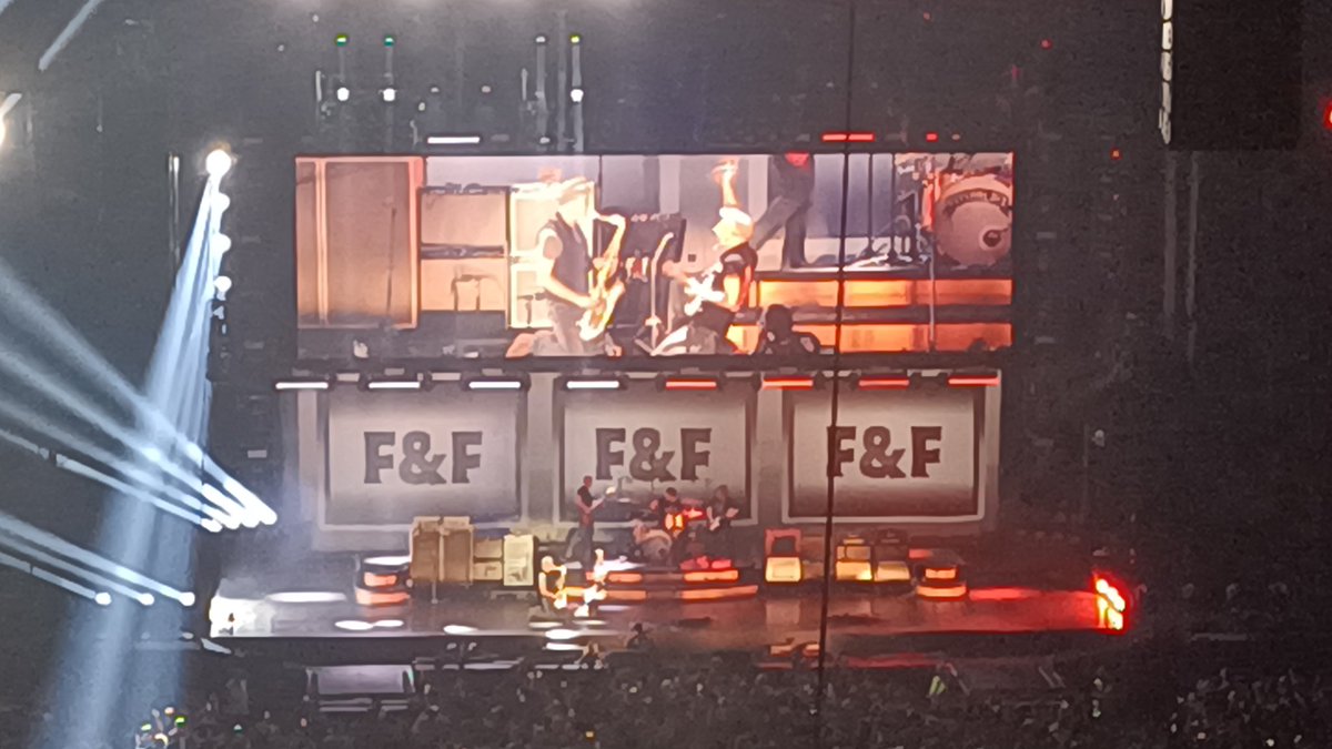 Veronica0382's tweet photo. Viendo en la 2 concierto de #fitoEnSanMames  la semana pasada los vi en directo en Barcelona!! https://t.co/0NLbVaUBNz